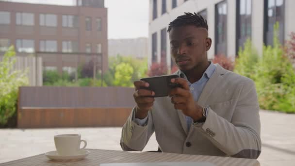 Homme Affaires Noir Perdant Smartphone Jeu Vidéo Extérieur Afro Américain — Video