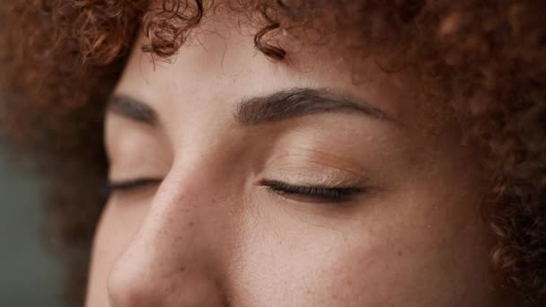 Ojos Negros Femeninos Que Abren Cerca Mujer Afroamericana Sonriendo — Vídeos de Stock