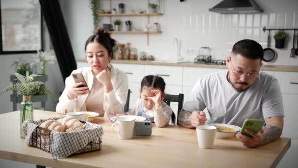 Asian Family Browsing Online While Eating Breakfast Inglês Mãe Pai — Vídeo de Stock