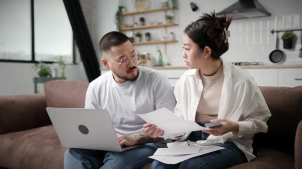 Asian Family Accounting Finances Together Pareja Coreana Manejando Presupuesto Sentada — Vídeos de Stock