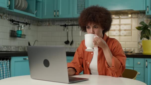 Žena Pracující Online Psaní Notebooku Sedí Doma Spokojeně Černá Žena — Stock video