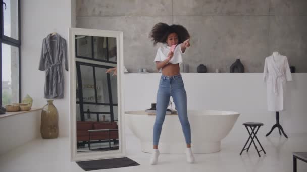 Γυναίκα Που Χορεύει Και Τραγουδάει Στο Μπάνιο Χαρούμενη Μαύρη Γυναίκα — Αρχείο Βίντεο