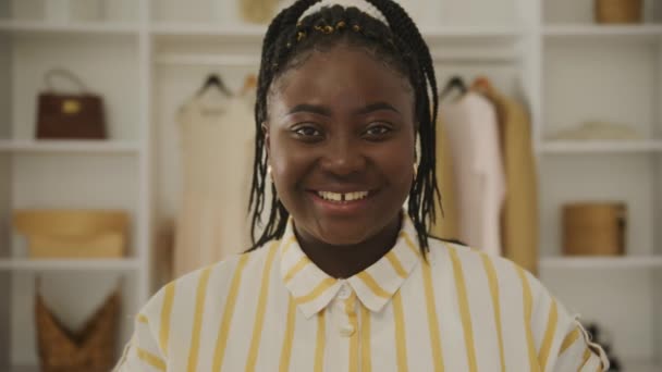 Portrét Černošky Veselá Africká Žena Usmívá Kamery — Stock video