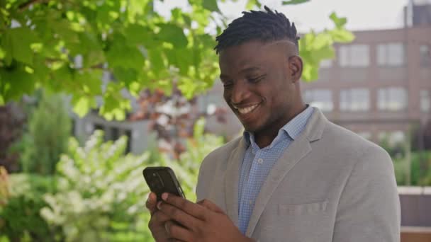 Черный Человек Просматривает Мобильный Телефон Снаружи Веселый Афро Американский Бизнесмен — стоковое видео