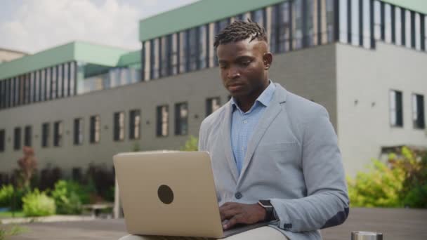 Бизнесмен Имеет Идею Работающую Ноутбуке Снаружи Африканский Человек Имеет Вдохновение — стоковое видео