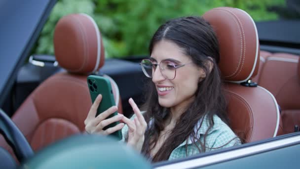 Mujer Navegando Teléfono Celular Sentado Coche Convertible Mujer Usando Smartphone — Vídeo de stock