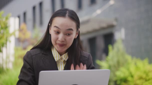 Veselý Asijské Žena Přijímá Dobré Zprávy Nebo Pracovní Nabídku Svém — Stock video