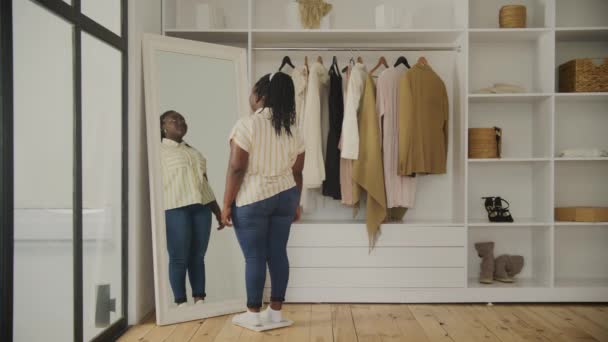 Donna Nera Che Misura Suo Peso Casa Africana Sovrappeso Femmina — Video Stock