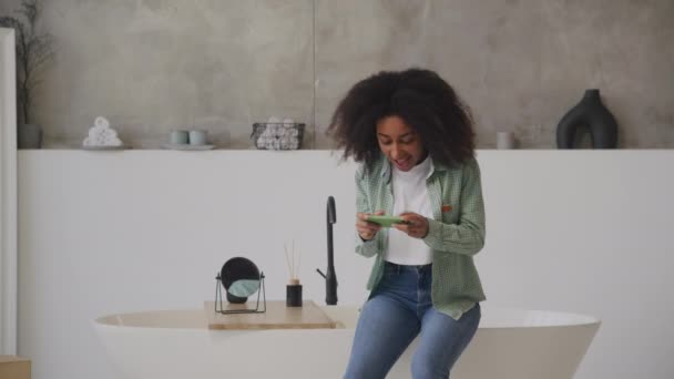 Black Woman Winning Cell Phone Video Game Wanita Afrika Amerika — Stok Video