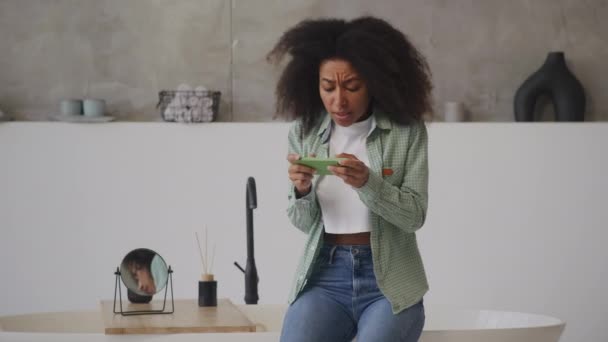 Mujer Negra Perdió Videojuego Usando Teléfono Celular Salido 20S Hembra — Vídeos de Stock