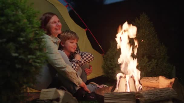ママと息子のボンディングは火災でテントに座っています 一緒にキャンプを楽しむ家族 4Kについて — ストック動画
