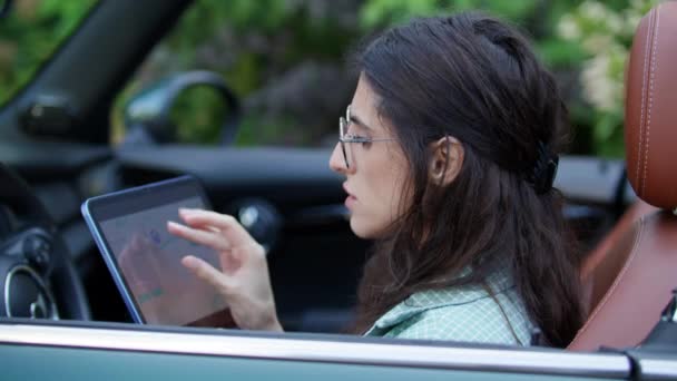 Kobieta Zwiedzanie Mapy Tablecie Komputer Nawigacyjny Siedzi Samochodzie Aplikacja Mapy — Wideo stockowe