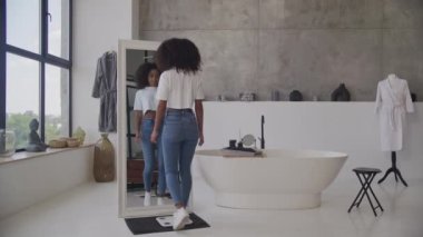 Afrika kökenli Amerikalı Kadın Banyo 'da tartılırken kilosunu ölçüyordu. 4K