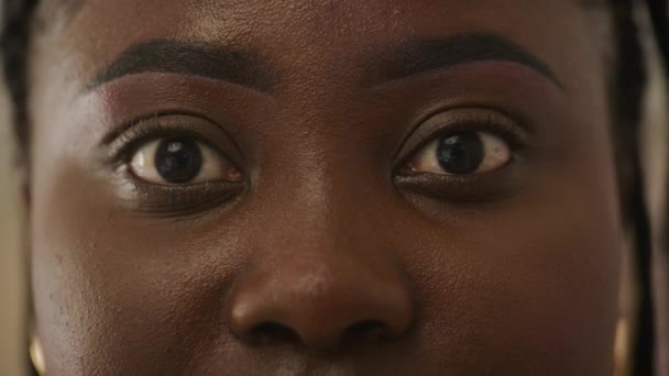 黑女人的眼睛睁大眼睛 非洲女性的半张脸看着相机 — 图库视频影像