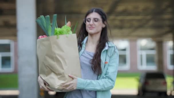 Mulher Colocando Sacos Compras Com Mantimentos Carro Conversível Jovem Senhora — Vídeo de Stock