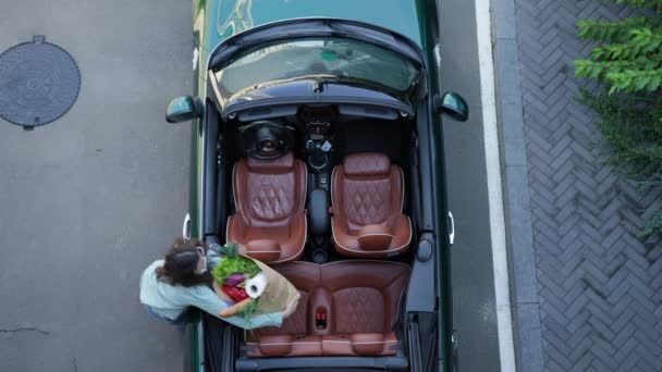 컨버터블 자동차에 식료품 가방을 식료품 가방을 Cabrio 차량의 4K는 — 비디오