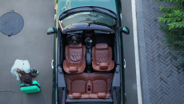 컨버터블 자동차 가방을 여행자는 Cabrio 차량에 여행을 준비가 4K는 — 비디오