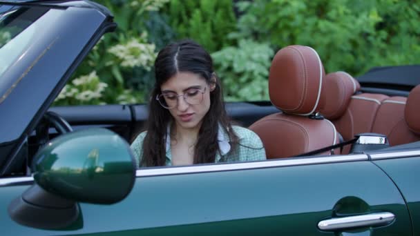 Kobieta Zapięcie Pasów Siedząc Kabriolecie Samochodu Młoda Dorosła Kobieta Kierowca — Wideo stockowe