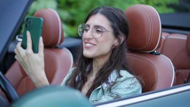 Videóhívásban Kabrióban Női Sofőr Beszél Kocsiban Ülő Mobiltelefonnal — Stock videók