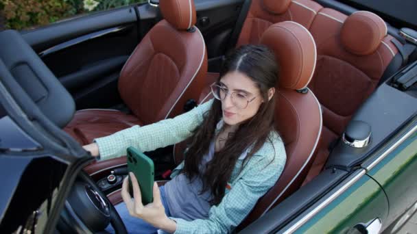 Kobieta Jest Teledysku Siedząc Kabriolecie Kobieta Kierowca Rozmawia Smartfonem Siedzącym — Wideo stockowe