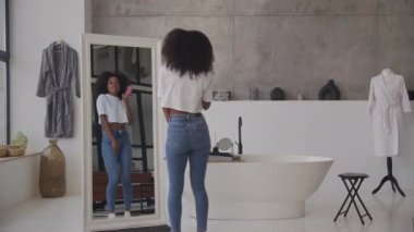 Banyoda Dans ve Şarkı Söyleyen Siyah Kadın. Mutlu Afrikalı Amerikalı kadın evde eğleniyor. 4K