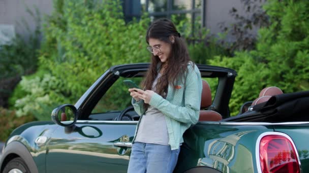 Navegación Femenina Smartphone Pie Fuera Por Convertible Conductor Adulto Joven — Vídeos de Stock