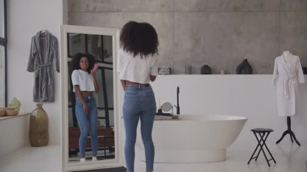 Černá Žena Tančí Zpívá Koupelně Šťastná Afroameričanka Baví Doma — Stock video