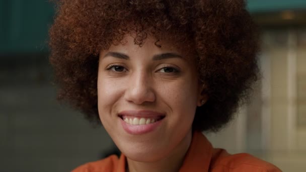 Portretul Femeii Negre Femeie Afro Americană Încrezătoare Zâmbind Uitându Cameră — Videoclip de stoc