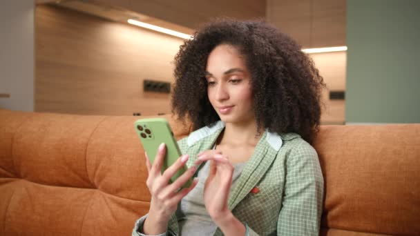 Mulher Mostra Tela Verde Smartphone Câmera Afro Americano Feminino Segurando — Vídeo de Stock
