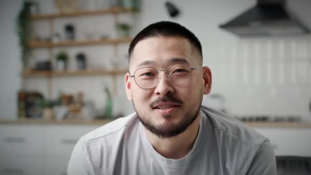 30S Asiatique Homme Parler Caméra Homme Affaires Positif Parlant Regardant — Video