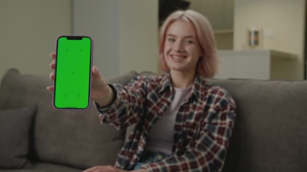Mujer Sosteniendo Pantalla Verde Smartphone Cámara Sonriendo 20S Hembra Muestra — Vídeos de Stock
