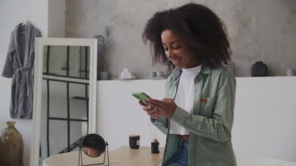 Vrouw Typt Mobiele Telefoon Badkamer 20S Afro Amerikaanse Vrouwelijke Surfen — Stockvideo