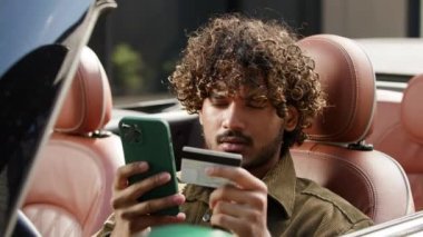 Adam arabada oturan kredi kartı ve cep telefonuyla ödeme yapmadı. Banka kartıyla yapılan ödeme başarısız. Adamın banka hesabında parası yok. 4K