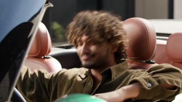Człowiek Tańczący Siedzący Kabriolecie Bardzo Szczęśliwy Kierowca Bawiący Się Kabriolecie — Wideo stockowe