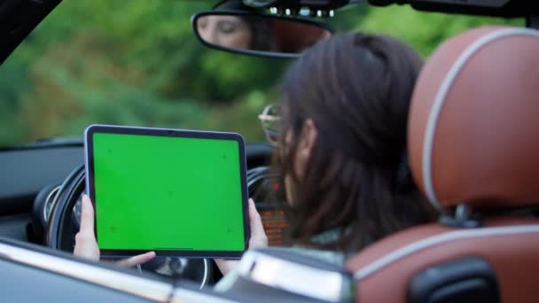 持绿色屏风平板电脑的妇女坐在可换车内 卡车司机中使用彩色钥匙小玩意的女司机 — 图库视频影像