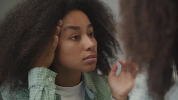 Vrouw Checkt Rimpels Spiegelreflectie Afro Amerikaanse Vrouw Uit Die Schoonheidsroutine — Stockvideo