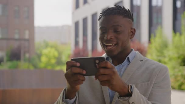 Hombre Perdiendo Videojuego Teléfono Celular Primer Plano Hombre Negocios Afroamericano — Vídeos de Stock