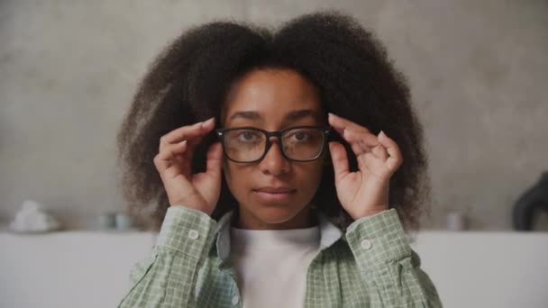 Μαύρη Γυναίκα Βγάζει Γυαλιά Κοιτάζοντας Την Κάμερα — Αρχείο Βίντεο