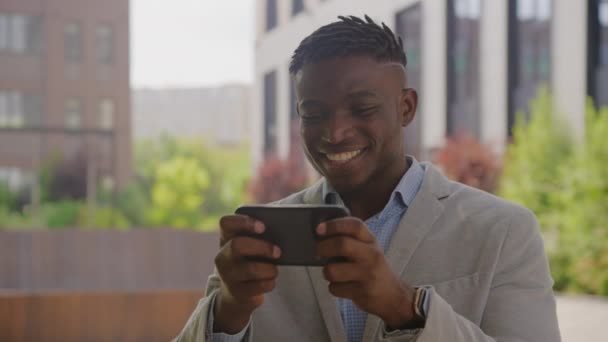 Businessman Memainkan Aplikasi Permainan Video Cellphone Orang Kulit Hitam Menang — Stok Video