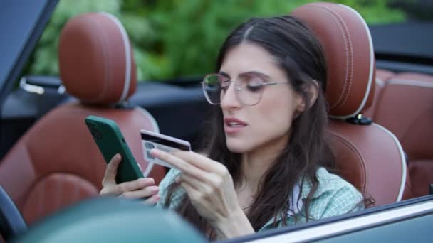 자동차에 휴대폰 카드를 온라인 자동차에서 온라인 쇼핑을 드라이버 4K는 — 비디오