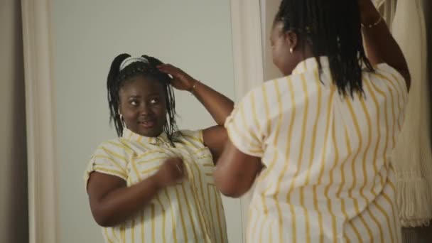 Black Woman Looking Mirror Femme Africaine Surpoids Admirant Dans Réflexion — Video
