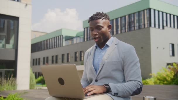 Exited Black Businessman Отримує Хороший Новий Ноутбуці Африканський Американець Святкує — стокове відео
