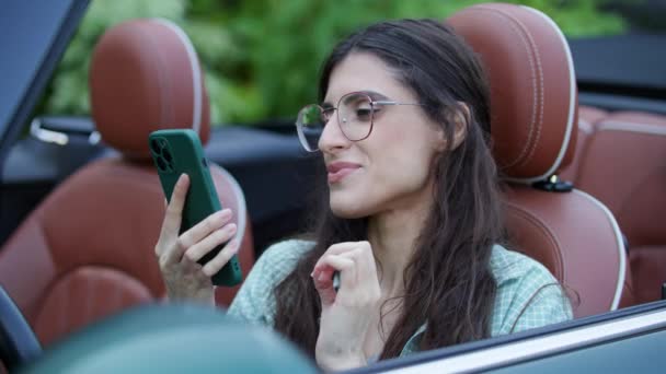 컨버터블 자동차에 크로마 핸드폰을 보여주는 드라이버 카메라에 스마트 4K는 — 비디오