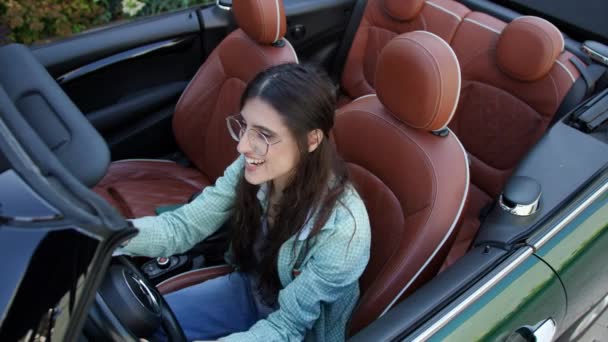 Eine Tanzende Frau Sitzt Cabrio Ziemlich Glückliche Fahrerin Die Spaß — Stockvideo