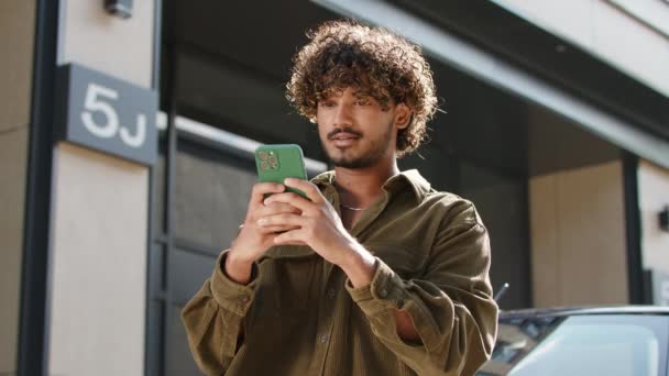 Hombre Desplazamiento Smartphone Pie Fuera Millennial Mensajes Texto Masculinos Teléfono — Vídeos de Stock