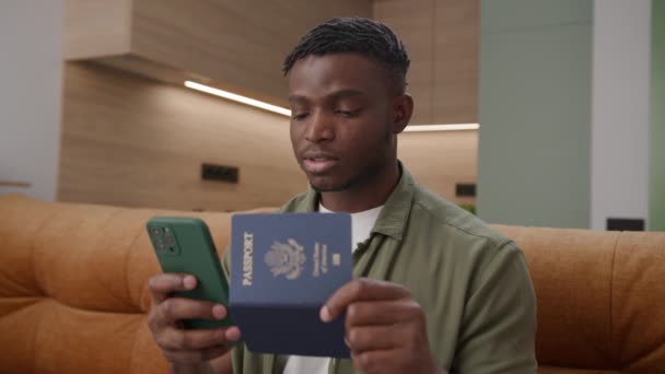 Black Man Holding Passaporte Dos Eua Digitação Celular Formulário Preenchimento — Vídeo de Stock