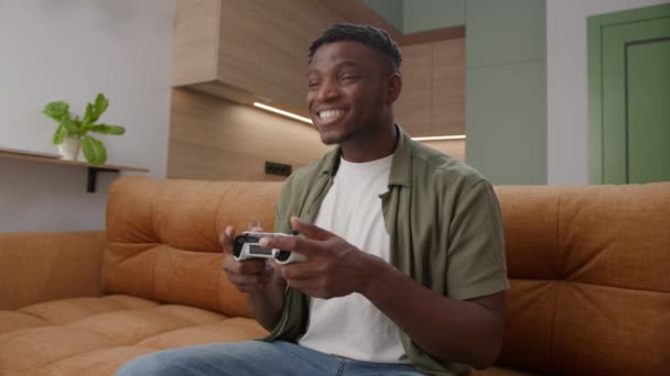 Man Winning Video Game Holding Joystick Англійською Афроамериканець Який Грає — стокове відео