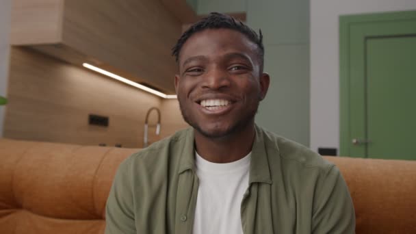 Black Man Berbicara Kamera Pov Afrika Amerika Laki Laki Berbicara — Stok Video