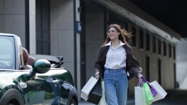 Γυναίκα Μεταφέρουν Τσάντες Ψώνια Στο Μετατρέψιμο Αυτοκίνητο Γυναίκα Αγοραστής Βάζει — Αρχείο Βίντεο