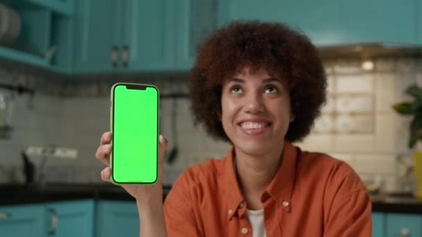 Geld Vallen Zwarte Vrouw Holding Green Screen Cell Phone Het — Stockvideo